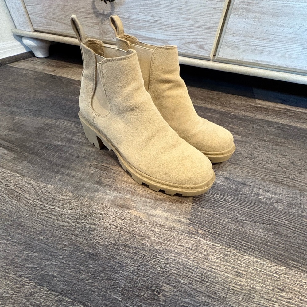 Steve Madden Cream Heeled suede Boots